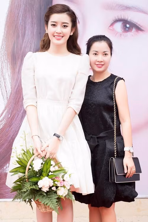  Dù không se sua, chạy theo những món đồ hàng hiệu quá đắt tiền nhưng những phụ kiện và trang phục mỗi lần xuất hiện trước công chúng cũng được chị Lan Phương lựa chọn rất cẩn thận để phù hợp với xu thế và hoàn cảnh. 