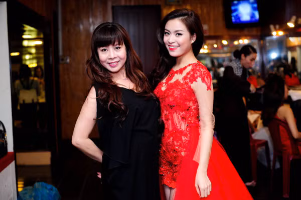  Là người sát cánh cùng con gái xuất hiện ở rất nhiều sự kiện giải trí, bà Thu Huệ không hề dễ dãi trong cách chọn lựa trang phục. Ngược lại, bất kỳ chiếc váy nào bà khoác lên người cũng sang trọng và hợp xu thế. 