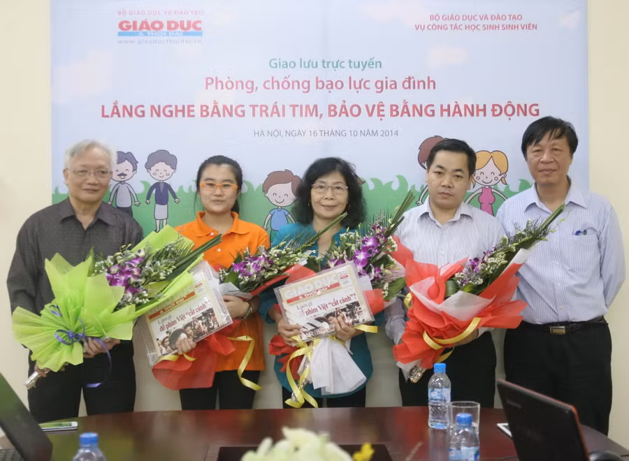 Từ phải qua: Tổng Biên tập Nguyễn Ngọc Nam tặng hoa các vị khách mời: Phó Vụ trưởng Trần Hướng Dương, GS Lê Thị Quý, học sinh Đinh Thái Hà, TS Nguyễn Tùng Lâm