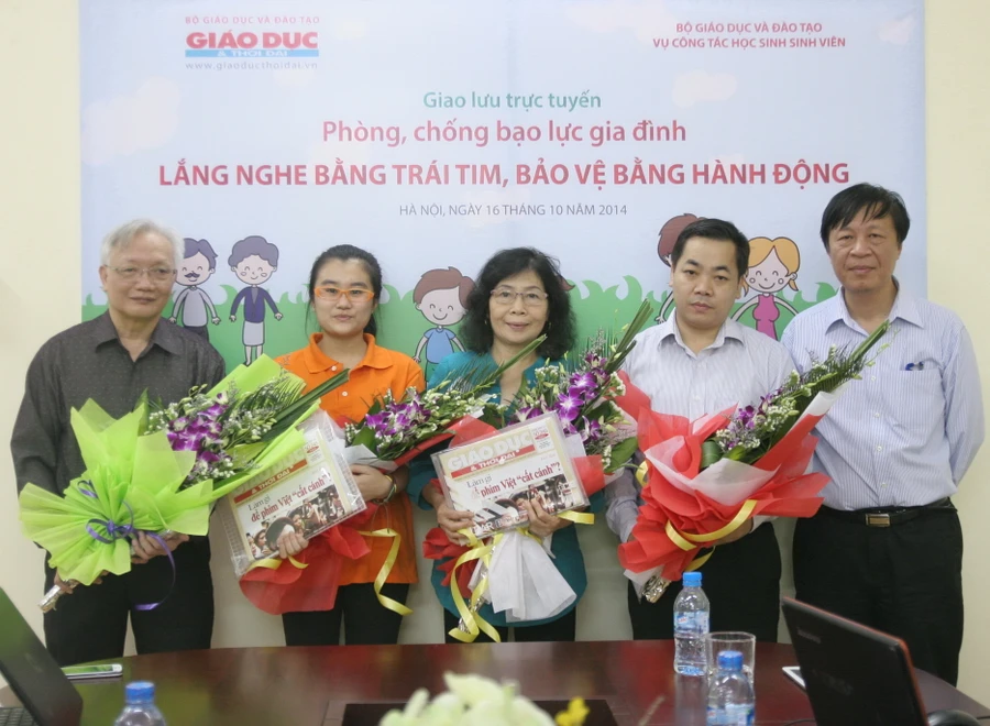 Từ phải qua: Tổng Biên tập Nguyễn Ngọc Nam tặng hoa các vị khách mời: Phó Vụ trưởng Trần Hướng Dương, GS Lê Thị Quý, học sinh Đinh Thái Hà, TS Nguyễn Tùng Lâm