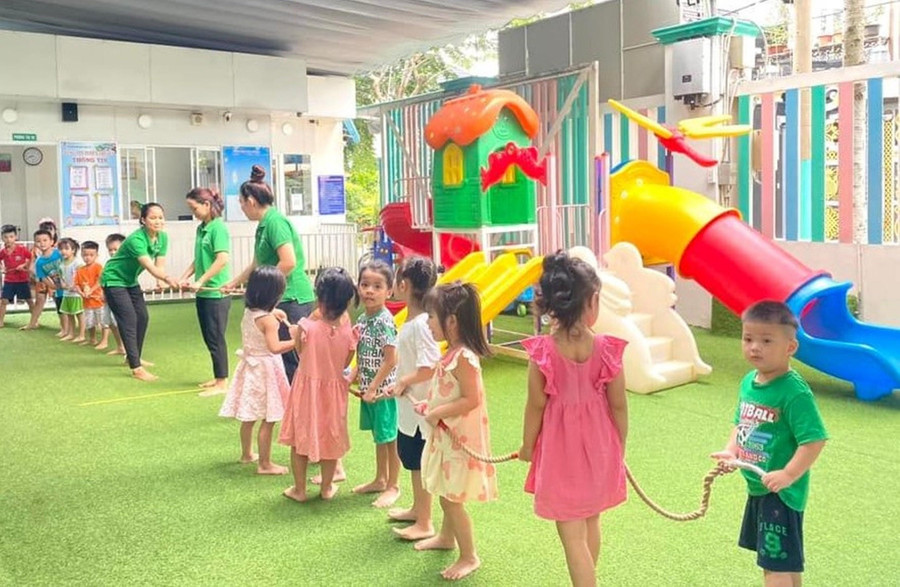 Trường Mầm non Thiên Ân tổ chức hoạt động kéo co cho trẻ. Trường Mầm non Thiên Ân tổ chức hoạt động kéo co cho trẻ.
