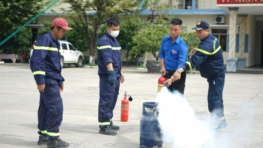 Cảnh sát PCCC hướng dẫn học sinh cách xử lý đám cháy từ bình ga.