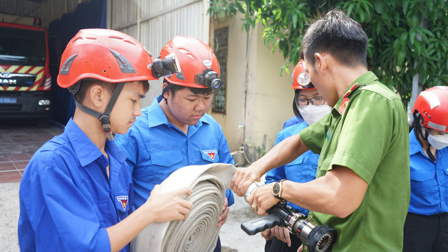 Lực lượng Cảnh sát PCCC hướng dẫn cho các em học sinh lắp các thiết bị chữa cháy.
