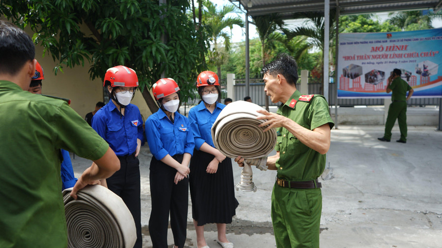 Lực lượng PCCC giới thiệu với các em học sinh về phương tiện chữa cháy.