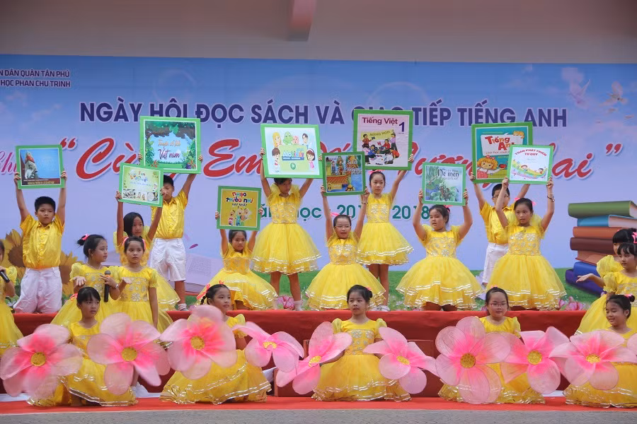 Chương trình văn nghệ của các em học sinh trong phần khai mạc Ngày hội đọc sách và giao tiếp tiếng Anh