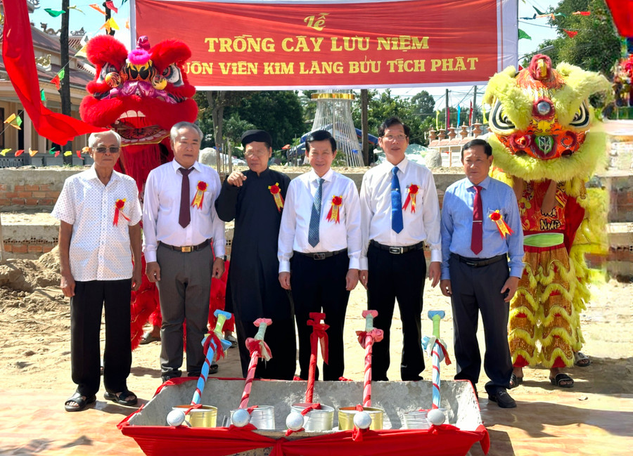 Phó Trưởng Ban Tôn giáo Chính phủ - Nguyễn Ánh Chức và Phó Chủ tịch UBND tỉnh An Giang - Lê Văn Phước trồng cây lưu niệm trong khuôn viên chùa Tam Bửu. Phó Trưởng Ban Tôn giáo Chính phủ - Nguyễn Ánh Chức và Phó Chủ tịch UBND tỉnh An Giang - Lê Văn Phước trồng cây lưu niệm trong khuôn viên chùa Tam Bửu.