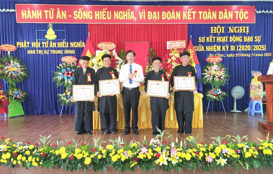 Phó Chủ tịch UBND tỉnh An Giang - Lê Văn Phước trao Bằng khen cho các tập thể và cá nhân. Phó Chủ tịch UBND tỉnh An Giang - Lê Văn Phước trao Bằng khen cho các tập thể và cá nhân.