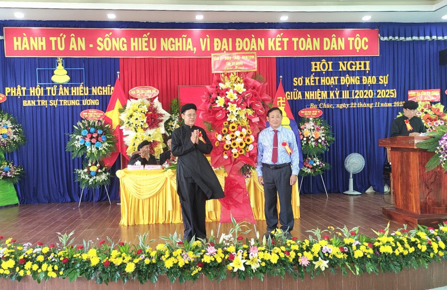 Chủ tịch Uỷ ban MTTQ Việt Nam tỉnh An Giang - Nguyễn Tiếc Hùng tặng hoa chúc mừng hội nghị Chủ tịch Uỷ ban MTTQ Việt Nam tỉnh An Giang - Nguyễn Tiếc Hùng tặng hoa chúc mừng hội nghị