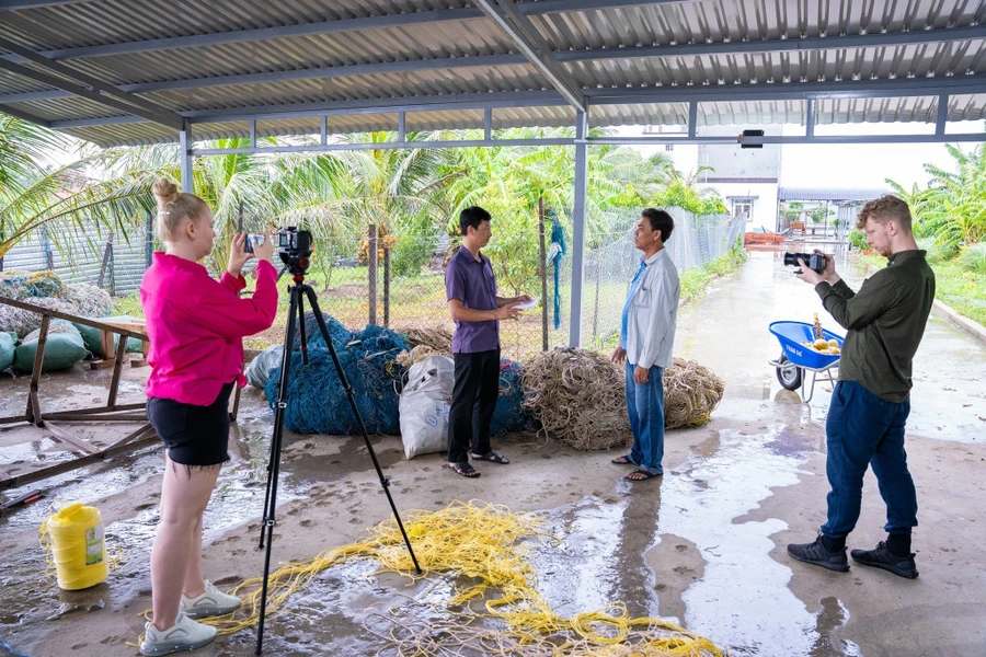 Các chuyên gia khảo sát thực tế và phỏng vấn ngư dân.