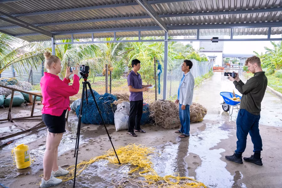 Các chuyên gia khảo sát thực tế và phỏng vấn ngư dân.