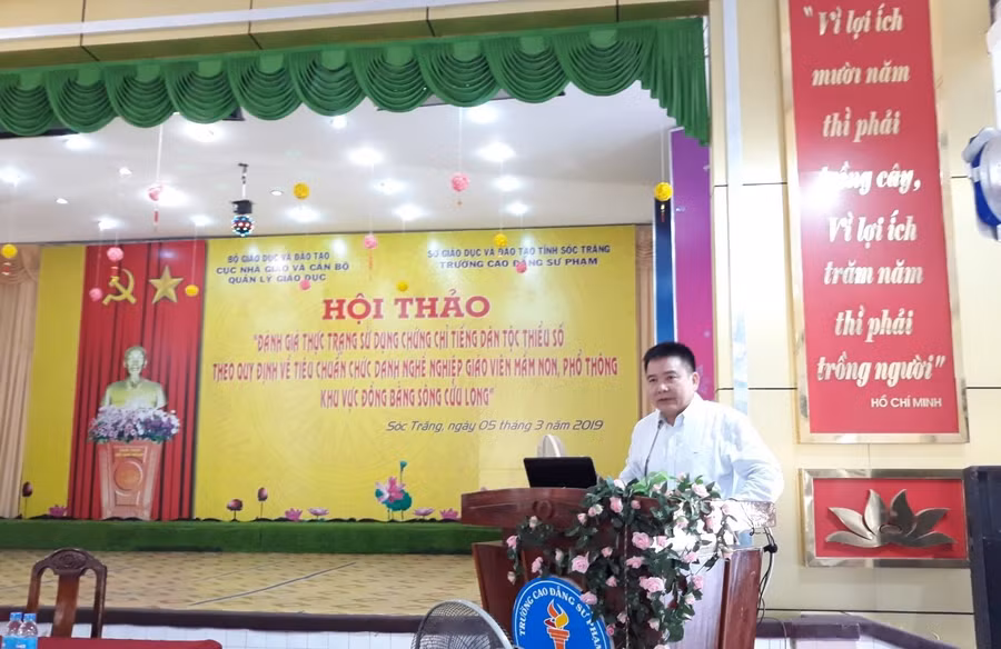 Ông Trần Kim Tự, Phó Cục trưởng Cục Nhà giáo và Cán bộ quản lý giáo dục phát biểu tại hội thảo