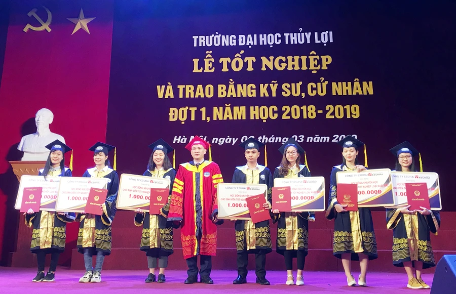 GS.TS Nguyễn Trung Việt trao phần thưởng và bằng tốt nghiệp cho các sinh viên tốt nghiệp xuất sắc