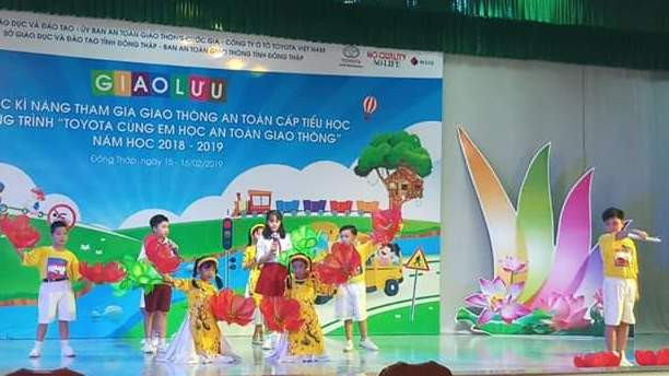 Một tiết mục của học sinh Trường tiểu học Giồng Găng tham gia giao lưu Một tiết mục của học sinh Trường tiểu học Giồng Găng tham gia giao lưu