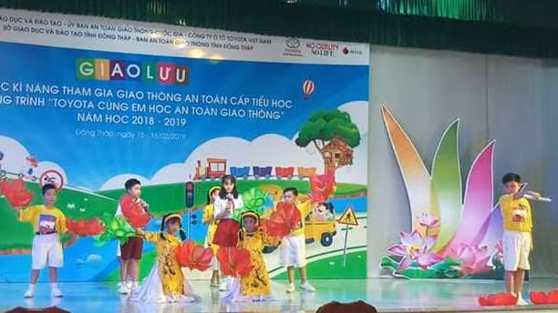 Một tiết mục của học sinh Trường tiểu học Giồng Găng tham gia giao lưu