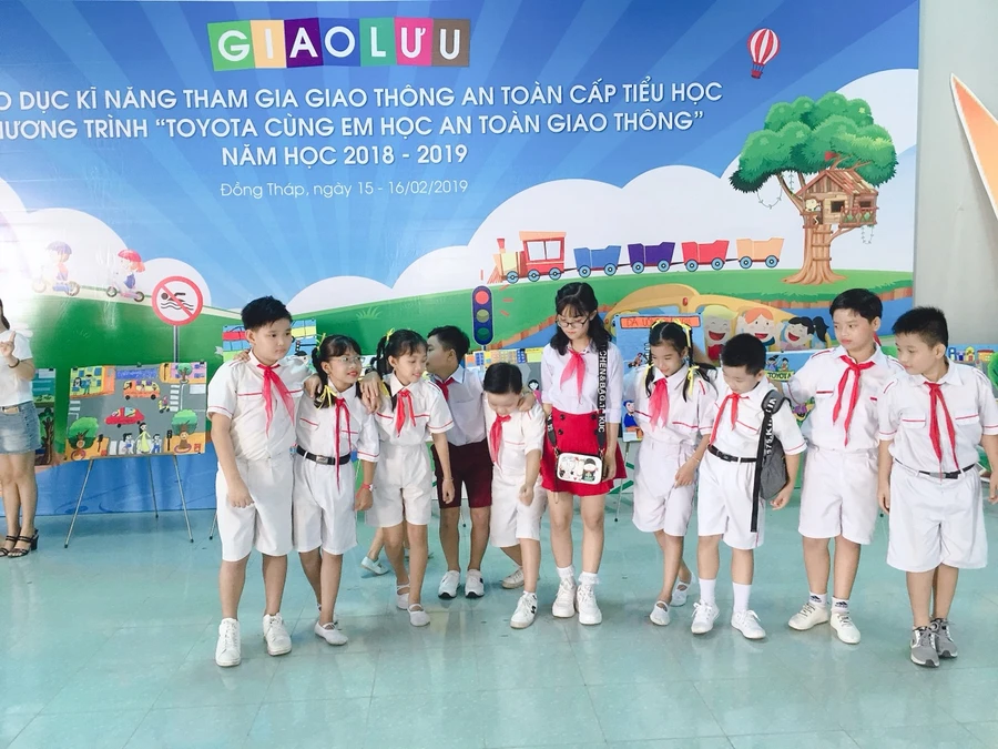 Đội tuyển học sinh Trường Tiểu học Giồng Găng tham gia giao lưu 