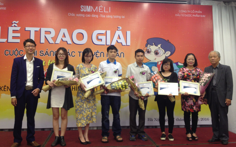 Ban tổ chức trao giải cho tác giả có tác phẩm đoạt giải khuyến khích