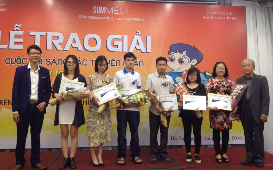 Ban tổ chức trao giải cho tác giả có tác phẩm đoạt giải khuyến khích