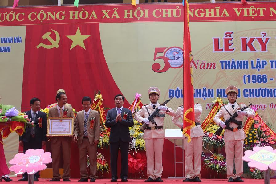 Ông Phạm Đăng Quyền – Phó Chủ tịch UBND tỉnh Thanh Hóa - thừa ủy quyền Chủ tịch nước trao Huân chương lao động hạng Nhất cho nhà trường