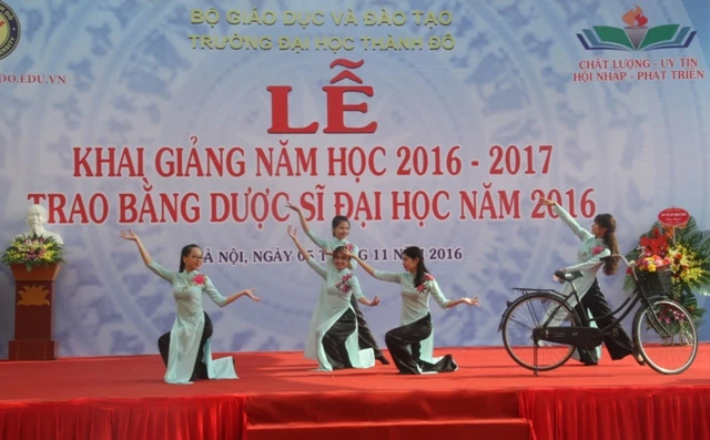 Tiết mục văn nghệ của sinh viên Trường ĐH Thành Đô tại lễ khai giảng năm học mới