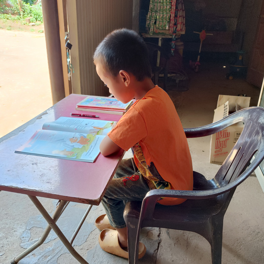 Học sinh được cô Lầu Thị Sua đón về nhà chăm sóc và dạy phụ đạo trong thời gian nghỉ hè. Ảnh NVCC Học sinh được cô Lầu Thị Sua đón về nhà chăm sóc và dạy phụ đạo trong thời gian nghỉ hè. Ảnh NVCC