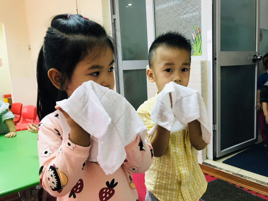 Trẻ tự lau mặt tại Trường Mầm non Tiên Phong (TX Phổ Yên, Thái Nguyên). Ảnh minh họa: ITN. Trẻ tự lau mặt tại Trường Mầm non Tiên Phong (TX Phổ Yên, Thái Nguyên). Ảnh minh họa: ITN.