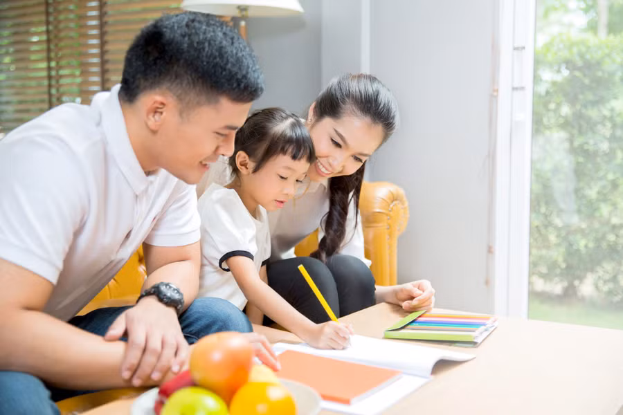 Đứa trẻ lớn lên thành kiểu người ra sao đều do sự giáo dục của cha mẹ. (Ảnh minh họa: INT)