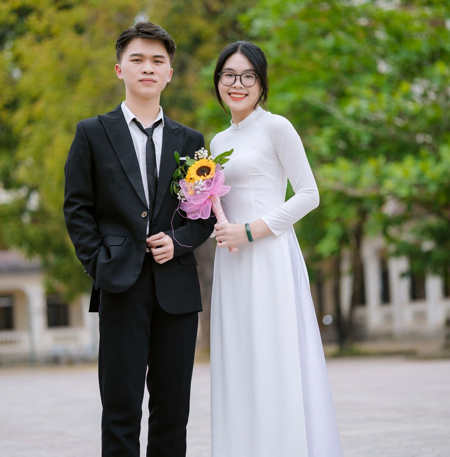 Huyền Thanh và bạn học. Huyền Thanh và bạn học.