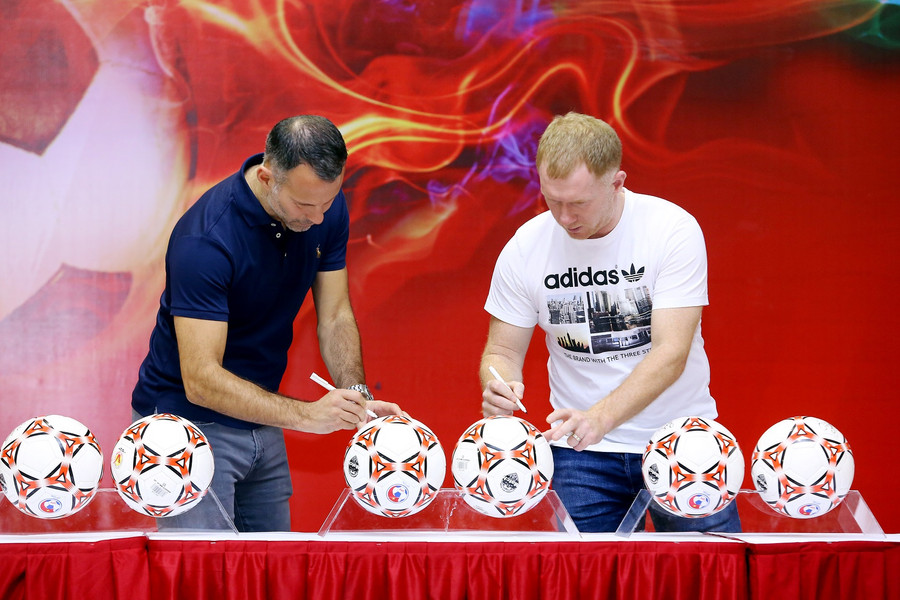 Cuối chương trình, Ryan Giggs và Paul Scholes đã ký tặng Vinschool 10 quả bóng. Các quả bóng này được bán đấu giá cho các Phụ huynh Vinschool để góp vào quỹ từ thiện xây trường cho trẻ em nghèo, đây là chương trình từ thiện được tổ chức hàng năm bởi Vinschool. Cuối chương trình, Ryan Giggs và Paul Scholes đã ký tặng Vinschool 10 quả bóng. Các quả bóng này được bán đấu giá cho các Phụ huynh Vinschool để góp vào quỹ từ thiện xây trường cho trẻ em nghèo, đây là chương trình từ thiện được tổ chức hàng năm bởi Vinschool.