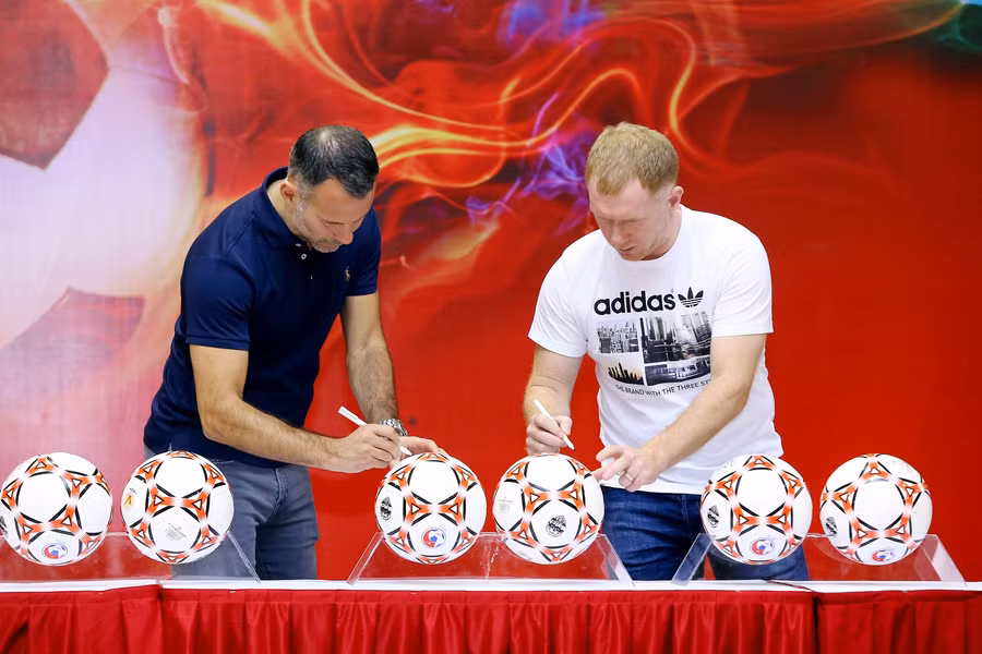 Cuối chương trình, Ryan Giggs và Paul Scholes đã ký tặng Vinschool 10 quả bóng. Các quả bóng này được bán đấu giá cho các Phụ huynh Vinschool để góp vào quỹ từ thiện xây trường cho trẻ em nghèo, đây là chương trình từ thiện được tổ chức hàng năm bởi Vinschool.