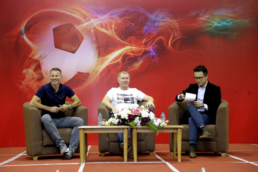 Khi được hỏi về yếu tố quyết định nên thành công của mình, hai cầu thủ đã có những chia sẻ rất ý nghĩa dành cho các bạn học sinh. “Để được lựa chọn vào đội tuyển MU, không chỉ cần có tài năng, chúng tôi còn phải trải qua những tháng ngày luyện tập rất khắc nghiệt. Hàng ngày, vào những buổi sáng sớm, bạn đều nghĩ đến việc đạt được ước mơ của mình như thế nào để từ đó có động lực tập luyện chăm chỉ hơn. Vì vậy mỗi ngày trôi qua đối với tôi đều thật đặc biệt”, Paul Scholes chia sẻ. Trong khi đó, Ryan Giggs cũng khẳng định: “Tôi nghĩ không chỉ riêng bóng đá mà bất kì nghề nghiệp nào cũng cần phải có sự cố gắng và chăm chỉ. Chúng tôi luôn phải cố gắng hoàn thiện bản thân nhiều hơn nữa và không bao giờ được đứng yên tại chỗ”. Khi được hỏi về yếu tố quyết định nên thành công của mình, hai cầu thủ đã có những chia sẻ rất ý nghĩa dành cho các bạn học sinh. “Để được lựa chọn vào đội tuyển MU, không chỉ cần có tài năng, chúng tôi còn phải trải qua những tháng ngày luyện tập rất khắc nghiệt. Hàng ngày, vào những buổi sáng sớm, bạn đều nghĩ đến việc đạt được ước mơ của mình như thế nào để từ đó có động lực tập luyện chăm chỉ hơn. Vì vậy mỗi ngày trôi qua đối với tôi đều thật đặc biệt”, Paul Scholes chia sẻ. Trong khi đó, Ryan Giggs cũng khẳng định: “Tôi nghĩ không chỉ riêng bóng đá mà bất kì nghề nghiệp nào cũng cần phải có sự cố gắng và chăm chỉ. Chúng tôi luôn phải cố gắng hoàn thiện bản thân nhiều hơn nữa và không bao giờ được đứng yên tại chỗ”.