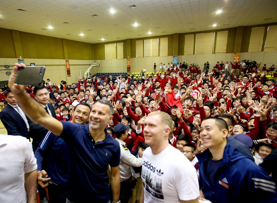 Không giấu được sự thích thú, Ryan Giggs đã ngỏ ý chụp một tấm hình “selfie” với các học sinh Vinschool trong niềm vui của cả hội trường. Chương trình khép lại với những hình ảnh đẹp trong lòng những người tham dự. Đặc biệt ý nghĩa hơn khi các danh thủ đã truyền cảm hứng cho các em học sinh, cho thế hệ trẻ câu chuyện về đam mê và thành công. Không giấu được sự thích thú, Ryan Giggs đã ngỏ ý chụp một tấm hình “selfie” với các học sinh Vinschool trong niềm vui của cả hội trường. Chương trình khép lại với những hình ảnh đẹp trong lòng những người tham dự. Đặc biệt ý nghĩa hơn khi các danh thủ đã truyền cảm hứng cho các em học sinh, cho thế hệ trẻ câu chuyện về đam mê và thành công.