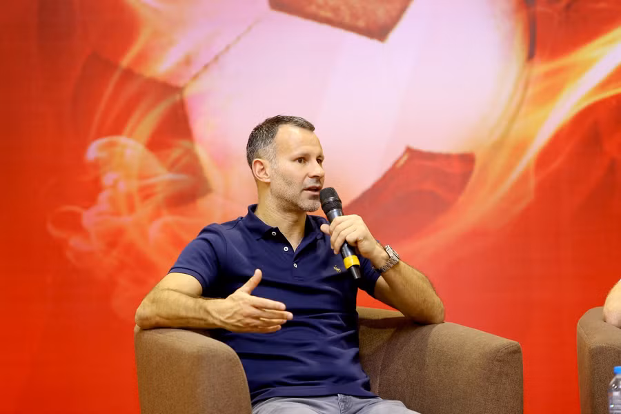 “Khi bạn là một cầu thủ bóng đá, người hâm mộ rất kỳ vọng, đặt cả niềm tin vào bạn khi thi đấu. Nếu bạn chơi không tốt, điều đó sẽ đem đến rất nhiều thất vọng. Những lúc đó, bạn hãy nhớ lại về lý do tại sao bạn muốn trở thành cầu thủ bóng đá. Vì vậy, đừng bao giờ ngừng tin vào bản thân, hãy luôn theo đuổi giấc mơ của mình. Cuộc sống luôn có lúc thăng trầm và bạn cần phải cân bằng. Hãy tìm đến bạn bè, đồng nghiệp, họ sẽ giúp bạn vượt qua quãng thời gian khó khăn này”, Ryan Giggs chia sẻ.