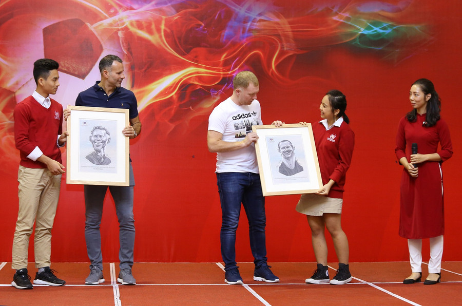 Đặc biệt nhất là gần cuối chương trình, hai danh thủ khá bất ngờ khi được học sinh tặng quà là bức vẽ chân dung của chính mình trên sân khấu. Biết hai cầu thủ cùng có sinh nhật vào tháng 11, các học sinh Vinschool đã cùng hát vang bài “Happy birthday” để gửi gắm tình cảm tới các cầu thủ. Đặc biệt nhất là gần cuối chương trình, hai danh thủ khá bất ngờ khi được học sinh tặng quà là bức vẽ chân dung của chính mình trên sân khấu. Biết hai cầu thủ cùng có sinh nhật vào tháng 11, các học sinh Vinschool đã cùng hát vang bài “Happy birthday” để gửi gắm tình cảm tới các cầu thủ.