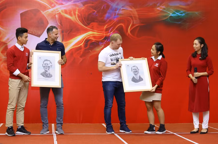 Đặc biệt nhất là gần cuối chương trình, hai danh thủ khá bất ngờ khi được học sinh tặng quà là bức vẽ chân dung của chính mình trên sân khấu. Biết hai cầu thủ cùng có sinh nhật vào tháng 11, các học sinh Vinschool đã cùng hát vang bài “Happy birthday” để gửi gắm tình cảm tới các cầu thủ.