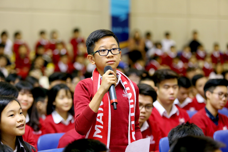 Nhiều học sinh cũng trực tiếp đặt câu hỏi cho các cầu thủ ngay tại chương trình. Trong đó, câu hỏi mà các cầu thủ nhận được nhiều nhất liên quan tới cách đối mặt với khó khăn, thất bại. “Khi các chú gặp thất bại nhiều lần và mọi người xung quanh nói chú hãy từ bỏ đi, vậy khi đó các chú sẽ làm gì và có hy vọng điều gì không?”, một học sinh đặt câu hỏi. Nhiều học sinh cũng trực tiếp đặt câu hỏi cho các cầu thủ ngay tại chương trình. Trong đó, câu hỏi mà các cầu thủ nhận được nhiều nhất liên quan tới cách đối mặt với khó khăn, thất bại. “Khi các chú gặp thất bại nhiều lần và mọi người xung quanh nói chú hãy từ bỏ đi, vậy khi đó các chú sẽ làm gì và có hy vọng điều gì không?”, một học sinh đặt câu hỏi.