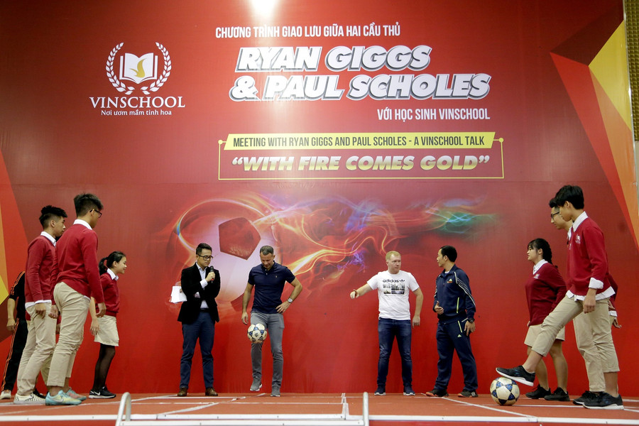 Trong buổi giao lưu, một sân chơi với trái bóng được tổ chức ngay trên sân khấu của chương trình khiến các bạn học sinh rất hào hứng. Học sinh được chia thành hai đội với hai đội trưởng là Ryan Giggs và Paul Scholes để cùng thi đấu tâng bóng. Cả hội trường cùng vỡ oà khi các em được chứng kiến thần tượng của mình tâng bóng ngay trên sân khấu. Trong buổi giao lưu, một sân chơi với trái bóng được tổ chức ngay trên sân khấu của chương trình khiến các bạn học sinh rất hào hứng. Học sinh được chia thành hai đội với hai đội trưởng là Ryan Giggs và Paul Scholes để cùng thi đấu tâng bóng. Cả hội trường cùng vỡ oà khi các em được chứng kiến thần tượng của mình tâng bóng ngay trên sân khấu.