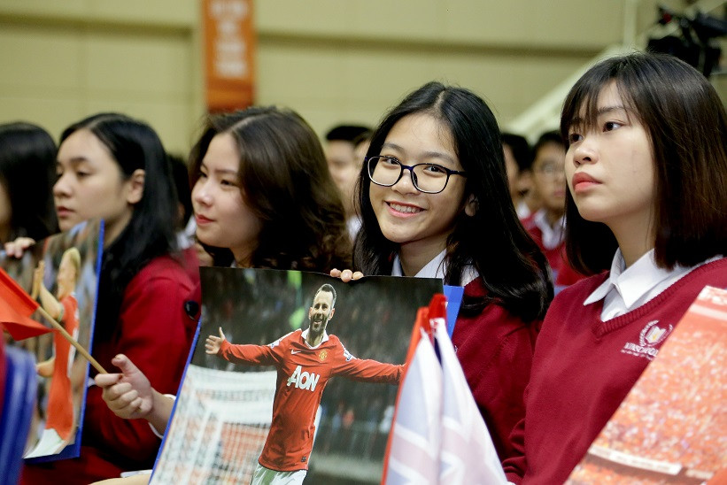 Nhiều học sinh đã chuẩn bị những bức ảnh của hai cầu thủ để thể hiện tình cảm của mình. Các em đều nóng lòng và háo hức được giao lưu với các “thần tượng”. Nhiều học sinh đã chuẩn bị những bức ảnh của hai cầu thủ để thể hiện tình cảm của mình. Các em đều nóng lòng và háo hức được giao lưu với các “thần tượng”.