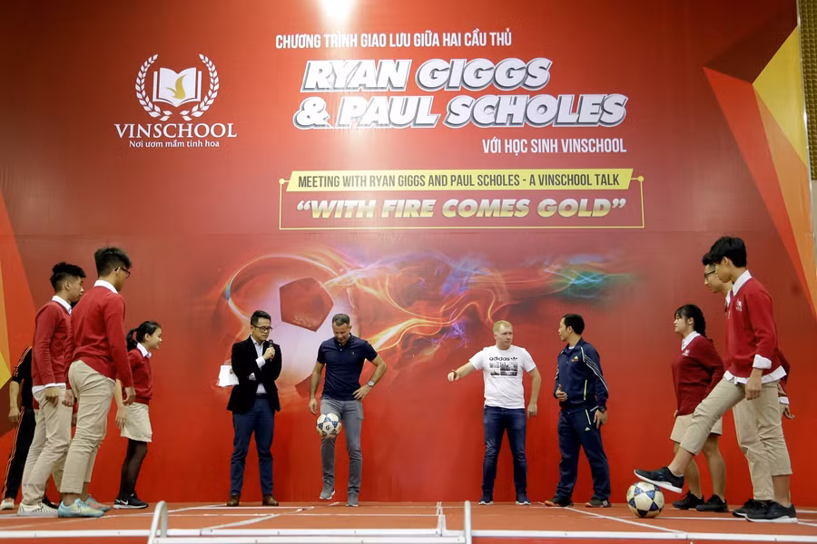 Trong buổi giao lưu, một sân chơi với trái bóng được tổ chức ngay trên sân khấu của chương trình khiến các bạn học sinh rất hào hứng. Học sinh được chia thành hai đội với hai đội trưởng là Ryan Giggs và Paul Scholes để cùng thi đấu tâng bóng. Cả hội trường cùng vỡ oà khi các em được chứng kiến thần tượng của mình tâng bóng ngay trên sân khấu.
