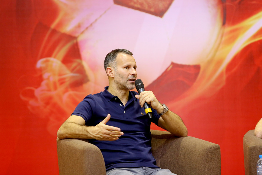 “Khi bạn là một cầu thủ bóng đá, người hâm mộ rất kỳ vọng, đặt cả niềm tin vào bạn khi thi đấu. Nếu bạn chơi không tốt, điều đó sẽ đem đến rất nhiều thất vọng. Những lúc đó, bạn hãy nhớ lại về lý do tại sao bạn muốn trở thành cầu thủ bóng đá. Vì vậy, đừng bao giờ ngừng tin vào bản thân, hãy luôn theo đuổi giấc mơ của mình. Cuộc sống luôn có lúc thăng trầm và bạn cần phải cân bằng. Hãy tìm đến bạn bè, đồng nghiệp, họ sẽ giúp bạn vượt qua quãng thời gian khó khăn này”, Ryan Giggs chia sẻ. “Khi bạn là một cầu thủ bóng đá, người hâm mộ rất kỳ vọng, đặt cả niềm tin vào bạn khi thi đấu. Nếu bạn chơi không tốt, điều đó sẽ đem đến rất nhiều thất vọng. Những lúc đó, bạn hãy nhớ lại về lý do tại sao bạn muốn trở thành cầu thủ bóng đá. Vì vậy, đừng bao giờ ngừng tin vào bản thân, hãy luôn theo đuổi giấc mơ của mình. Cuộc sống luôn có lúc thăng trầm và bạn cần phải cân bằng. Hãy tìm đến bạn bè, đồng nghiệp, họ sẽ giúp bạn vượt qua quãng thời gian khó khăn này”, Ryan Giggs chia sẻ.