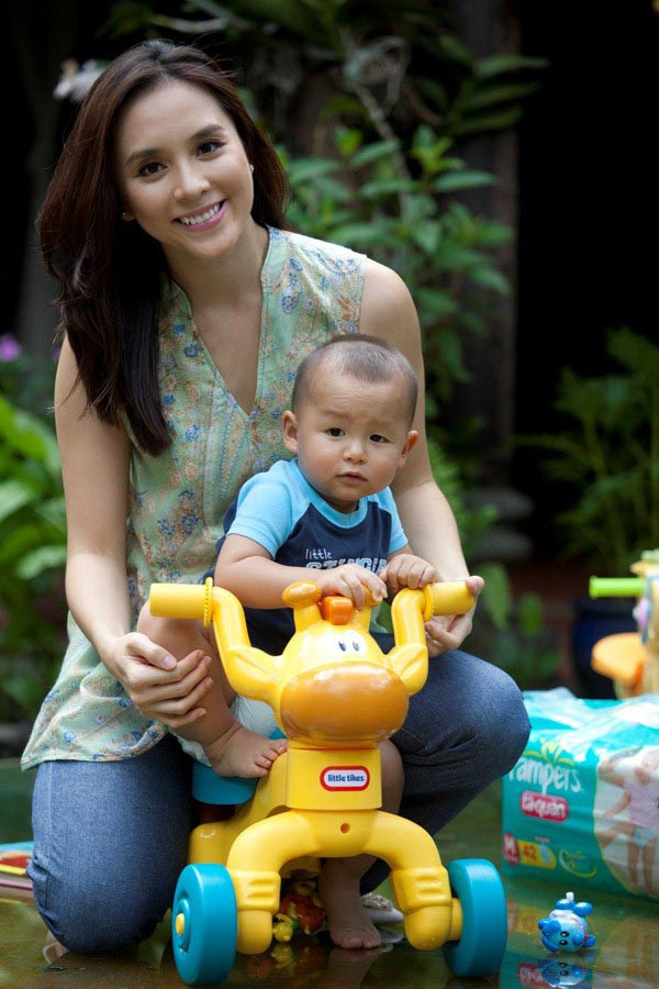 Hiện tại, Thiên Lý và Quốc Toàn đã có 1 cậu con trai đầu lòng kháu khỉnh sau hơn 1 năm chung sống, thương yêu nhau hết lòng. Hiện tại, Thiên Lý và Quốc Toàn đã có 1 cậu con trai đầu lòng kháu khỉnh sau hơn 1 năm chung sống, thương yêu nhau hết lòng.