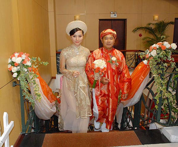 Khi không đạt thành tích cao ở đấu trường quốc tế, tháng 8/2011, Thiên Lý bất ngờ lên xe hoa với doanh nhân Nguyễn Quốc Toàn - người đàn ông hơn cô 19 tuổi. Khi không đạt thành tích cao ở đấu trường quốc tế, tháng 8/2011, Thiên Lý bất ngờ lên xe hoa với doanh nhân Nguyễn Quốc Toàn - người đàn ông hơn cô 19 tuổi.