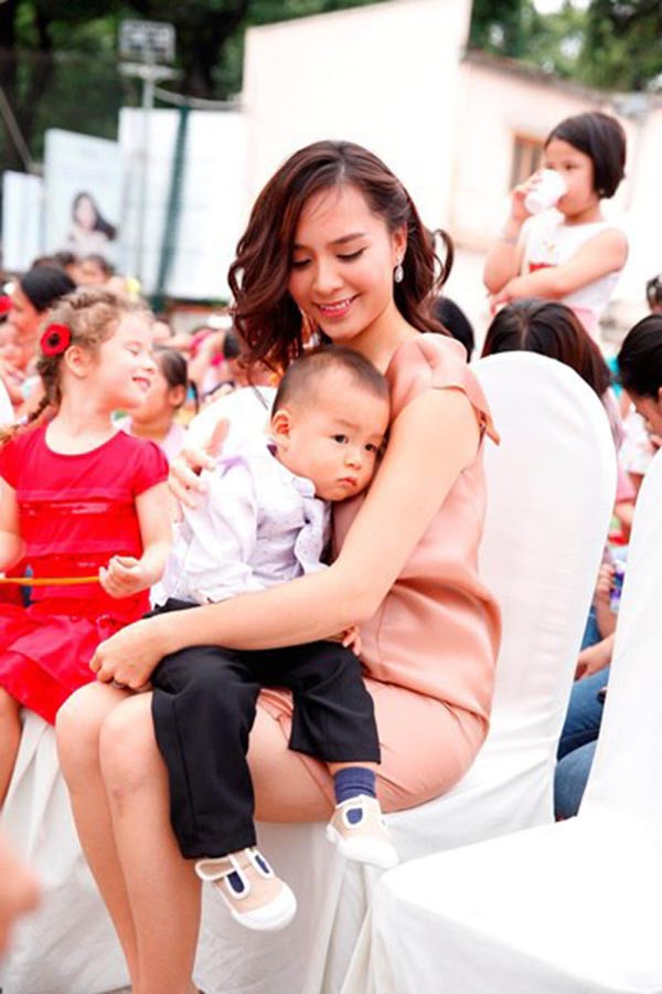 Là người kín tiếng trong chuyện gia đình, Nguyễn Quốc Toàn ít xuất hiện cùng vợ trong các sự kiện giải trí. Là người kín tiếng trong chuyện gia đình, Nguyễn Quốc Toàn ít xuất hiện cùng vợ trong các sự kiện giải trí.