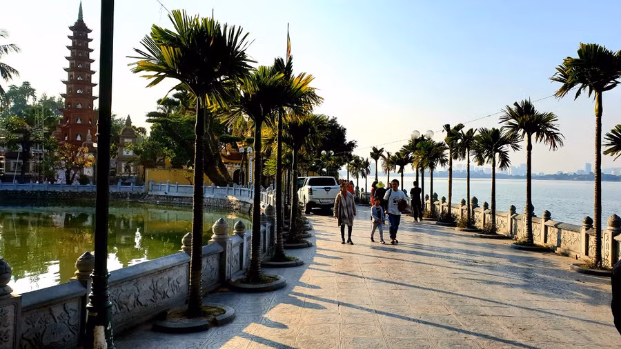 Tuy không phải là Tết âm lịch, nhưng chùa Trấn Quốc vẫn mở cửa đón khách.