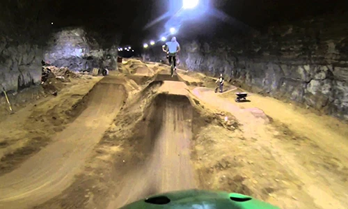 Bên trong công viên Mega-Cavern Bike.