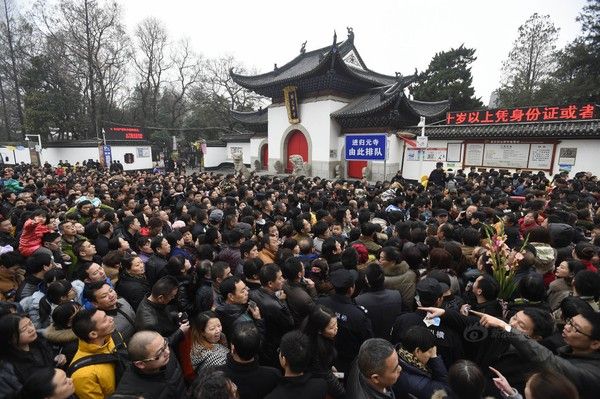 Choáng ngợp với cảnh tượng biển người đi lễ thần tài tại Trung Quốc