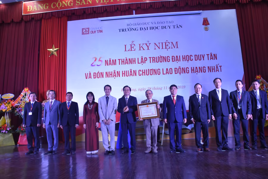 Tập thể trường ĐH Duy Tân đón nhận nhiều phần thưởng cao quý trong Lễ kỷ niệm 25 năm thành lập trường.