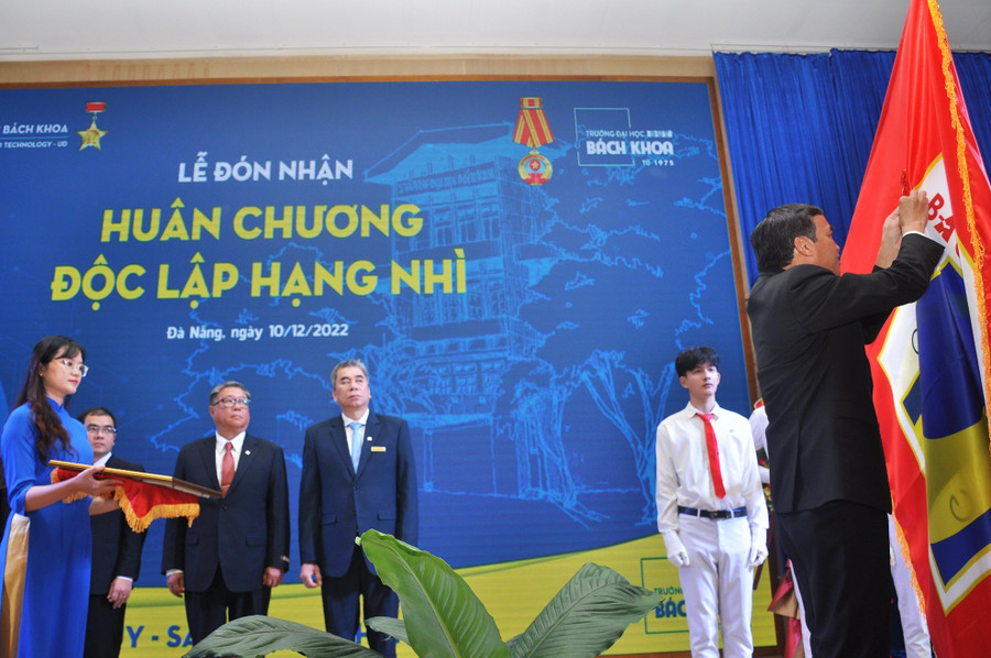 Chủ tịch UBND TP Đà Nẵng thừa ủy quyền trao Huân chương Độc lập hạng Nhì cho tập thể Trường ĐH Bách khoa, ĐH Đà Nẵng. Chủ tịch UBND TP Đà Nẵng thừa ủy quyền trao Huân chương Độc lập hạng Nhì cho tập thể Trường ĐH Bách khoa, ĐH Đà Nẵng.