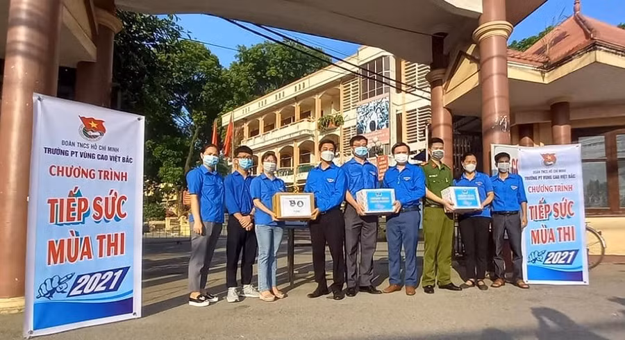 Thăm, động viên tặng quà đội tình nguyện tại trường THPT Vùng Cao Việt Bắc.