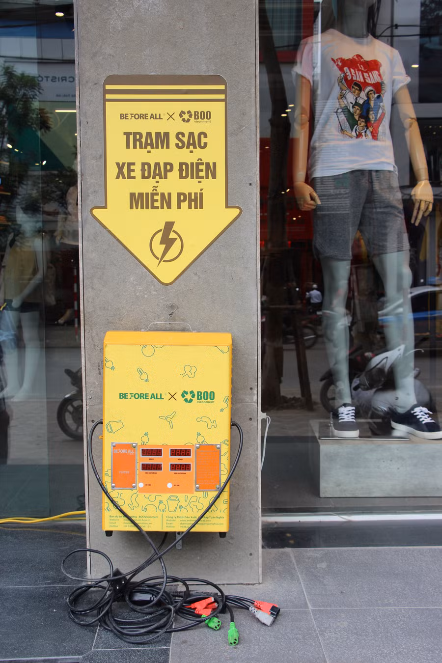 Đường phố Hà Nội lần đầu tiên có trạm sạc xe điện miễn phí