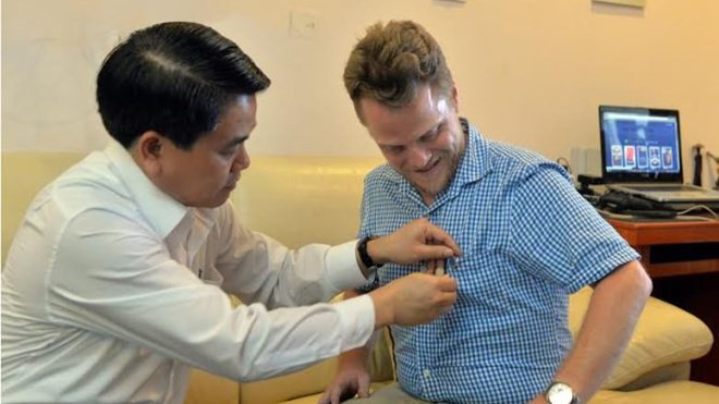 Chủ tịch Hà Nội cảm ơn "ông Tây" lội mương nhặt rác
